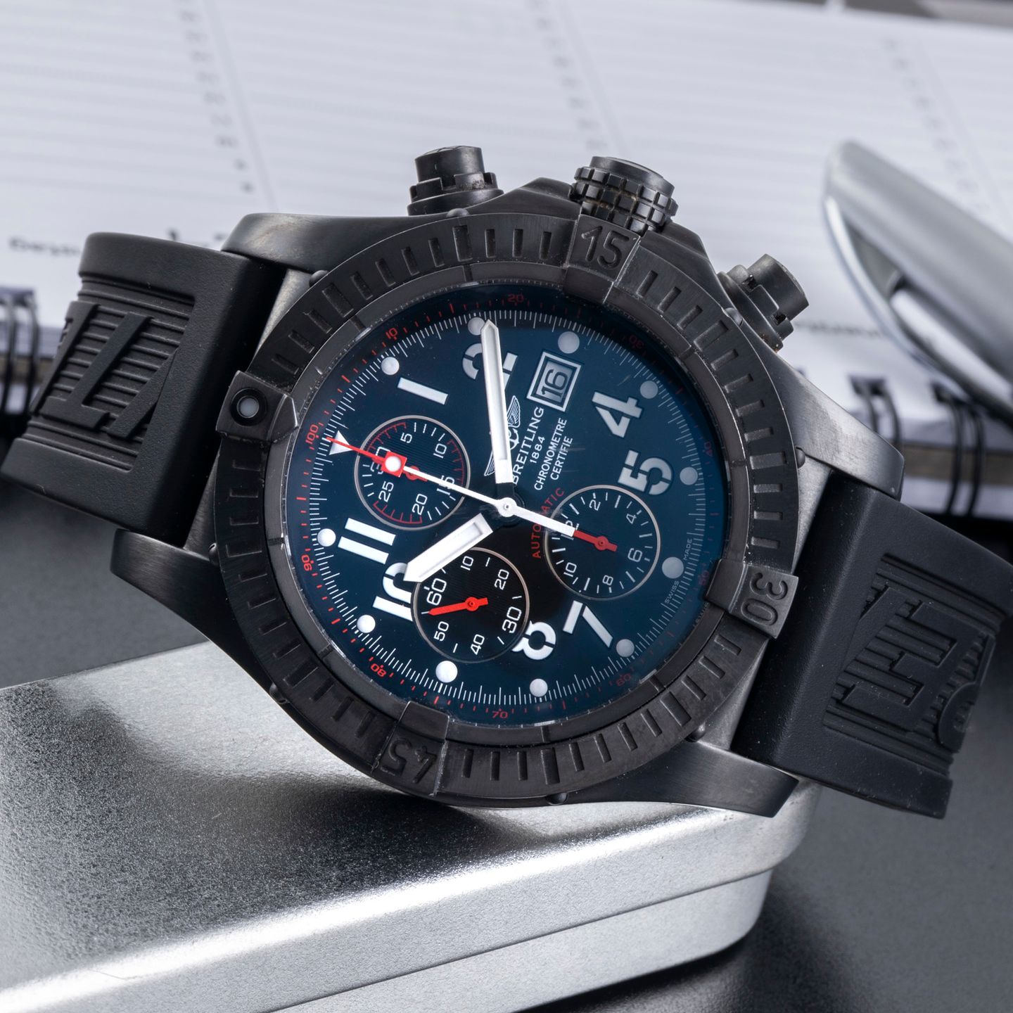 Breitling Super Avenger M13370 (2009) - Black dial 48 mm Steel case (2/8)