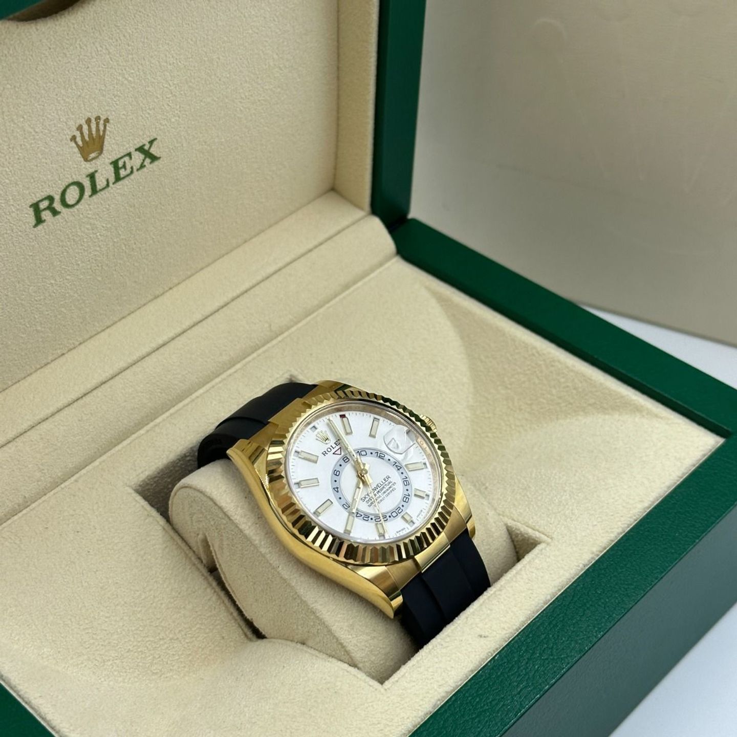 Rolex Sky-Dweller 326238 (2021) - Wit wijzerplaat 42mm Geelgoud (3/8)