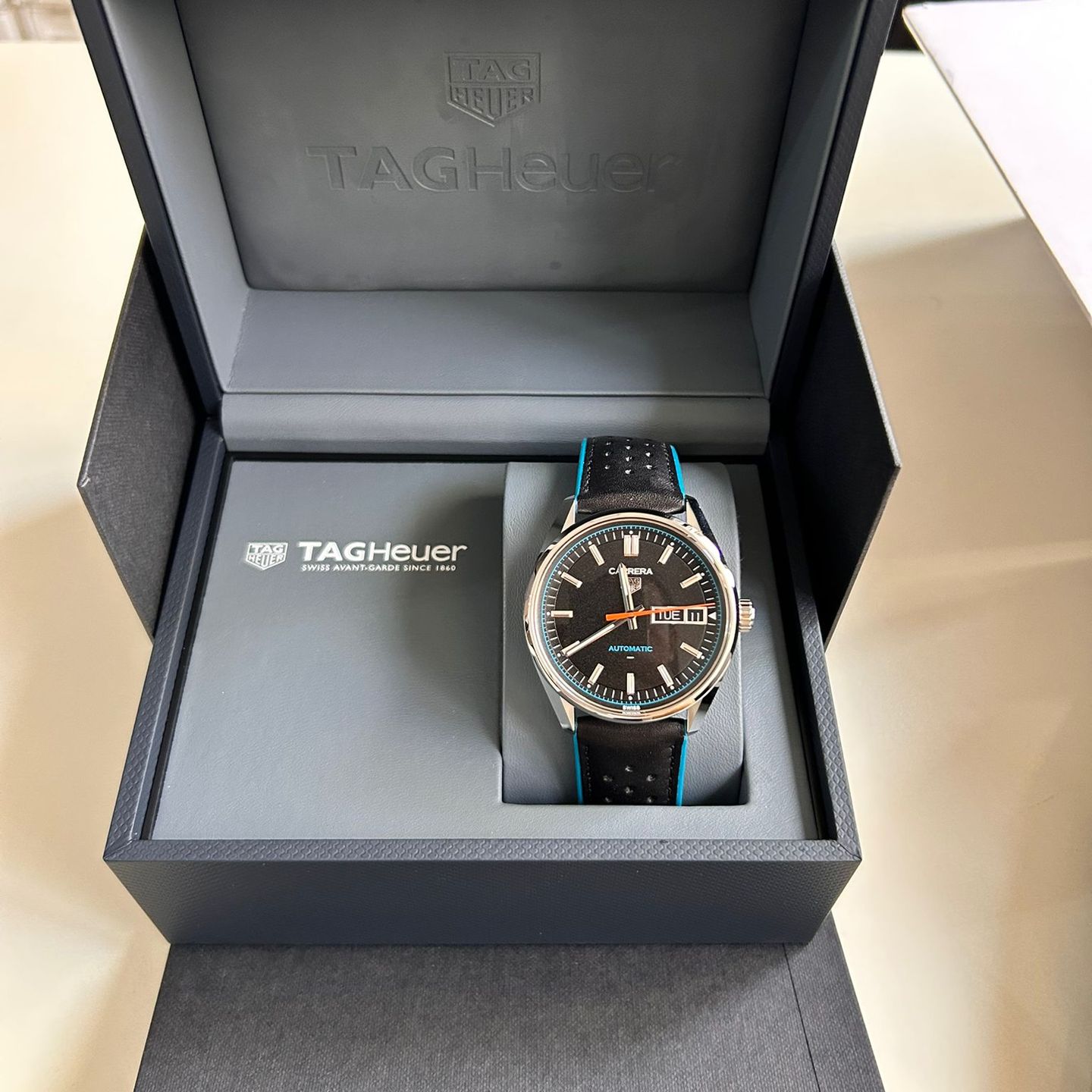 TAG Heuer Carrera WDA2110.FC6614 (2025) - Black dial 41 mm Steel case (3/8)