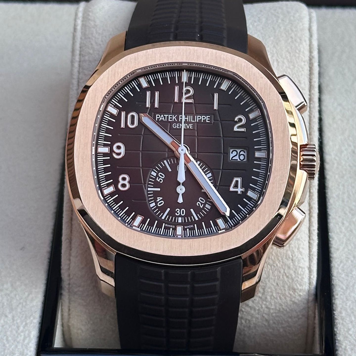 Patek Philippe Aquanaut 5968R-001 (2025) - Brown dial 42 mm Rose Gold case (4/5)