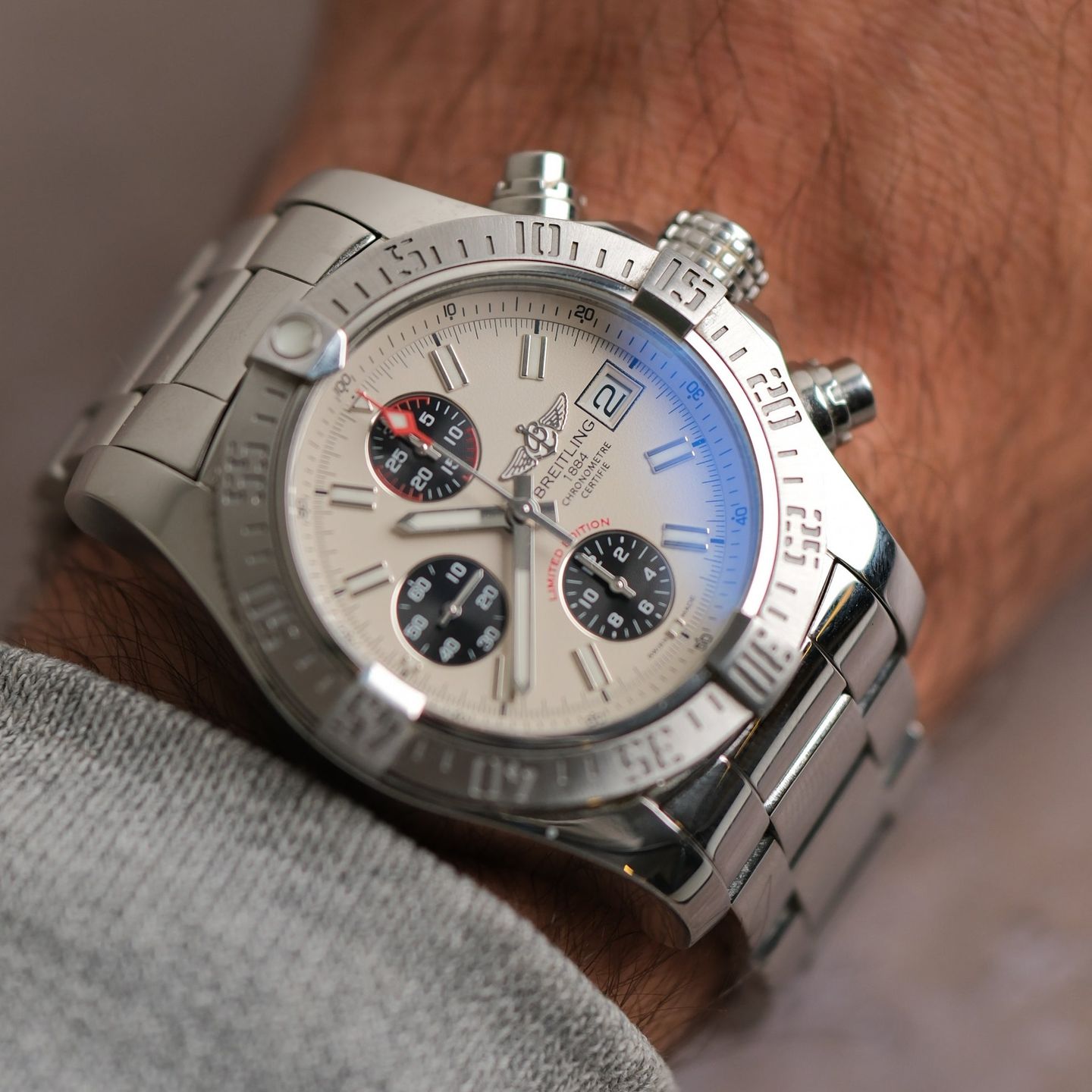 Breitling Avenger II A133813K/A760 (2016) - White dial 43 mm Steel case (2/7)