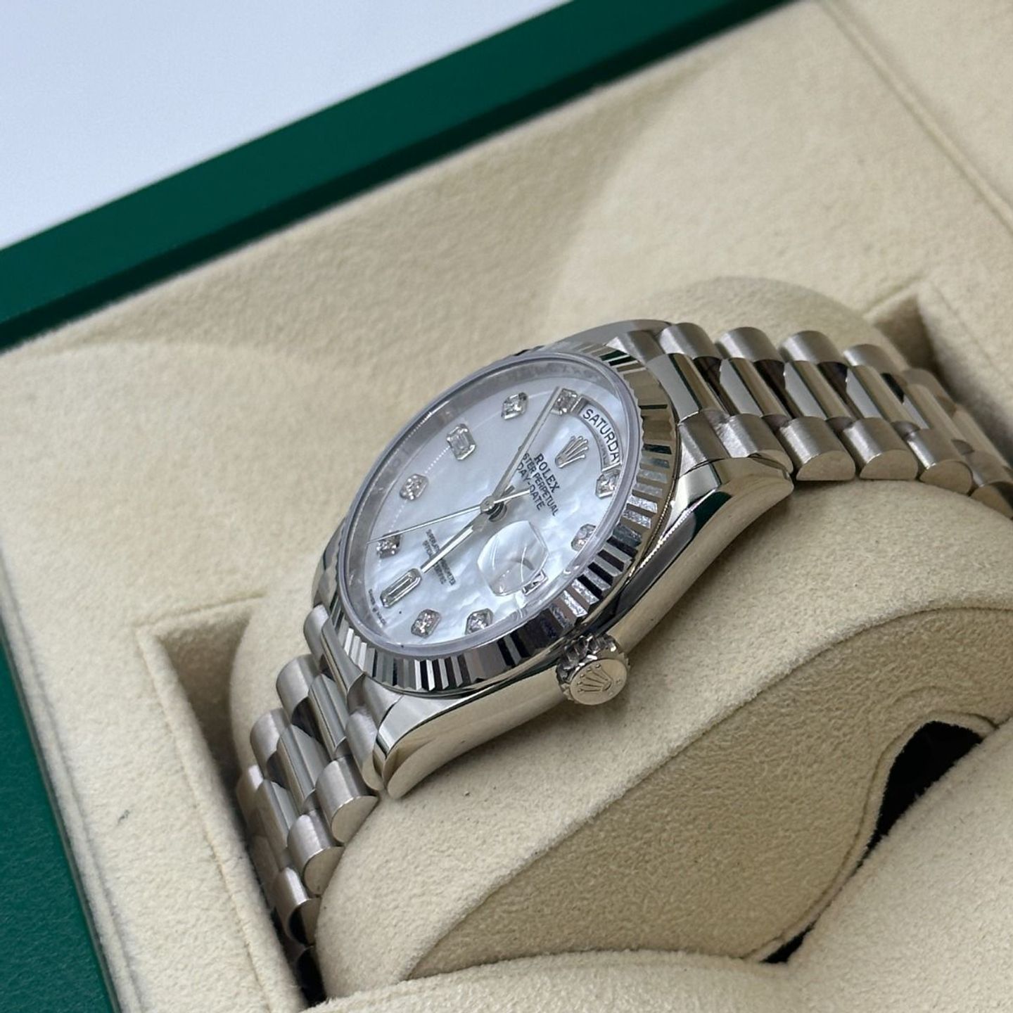 Rolex Day-Date 36 128239 (2024) - Parelmoer wijzerplaat 36mm Witgoud (6/8)