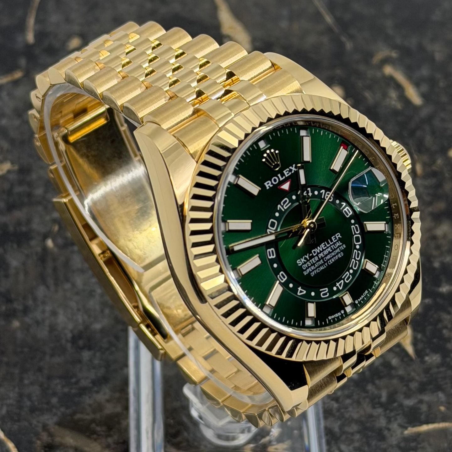 Rolex Sky-Dweller 336938 (2026) - Green dial 42 mm Yellow Gold case (5/8)