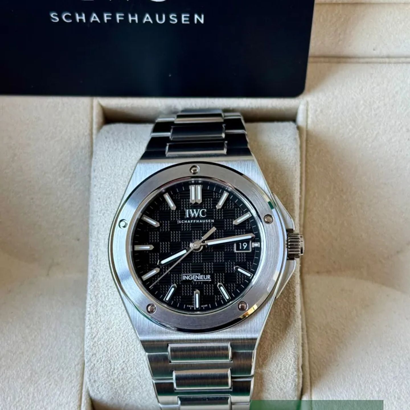 IWC Ingenieur Automatic IW328901 (2022) - Black dial 40 mm Steel case (7/7)