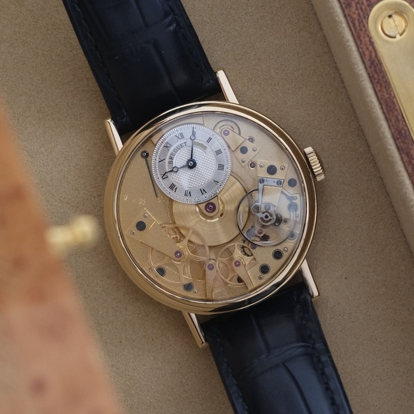 Breguet Tradition 7027BA/11/9V6 (2011) - 37mm Geelgoud (2/8)