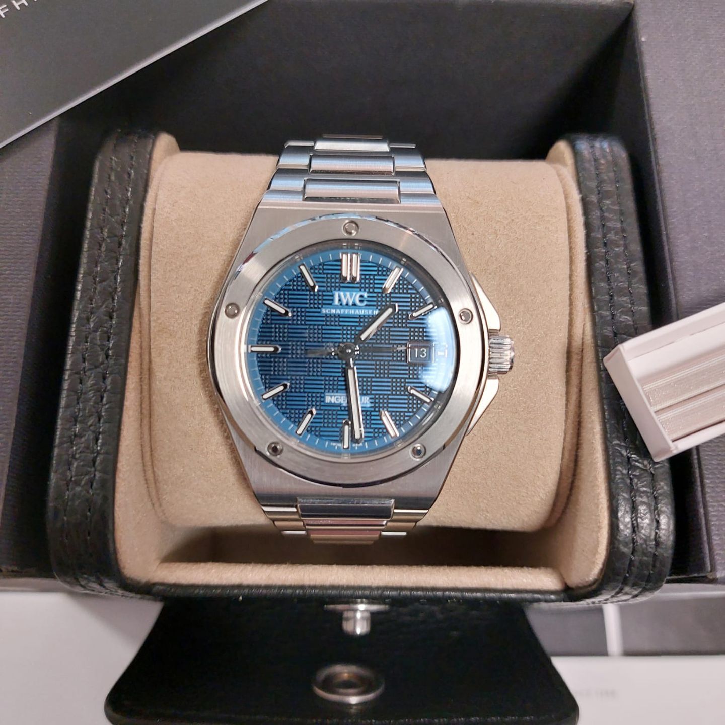 IWC Ingenieur Automatic IW328907 (2025) - Blue dial 40 mm Steel case (1/8)