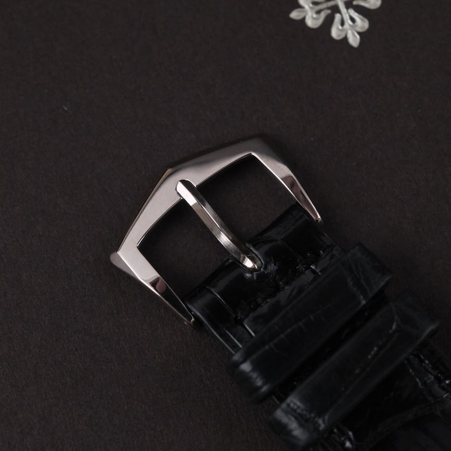 Patek Philippe Calatrava 5227G-001 (2019) - Beige dial 39 mm White Gold case (7/8)