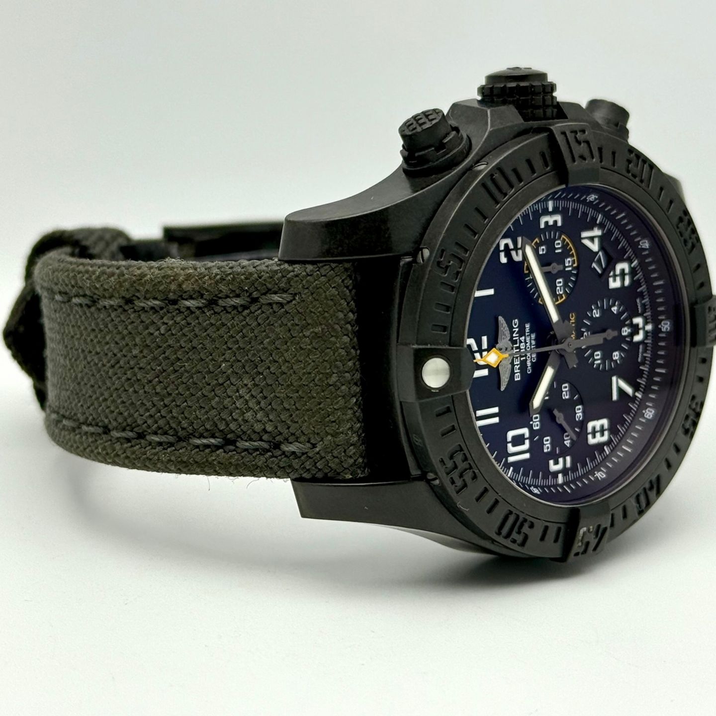 Breitling Avenger Hurricane XB0180 (2018) - Black dial 45 mm Plastic case (3/8)