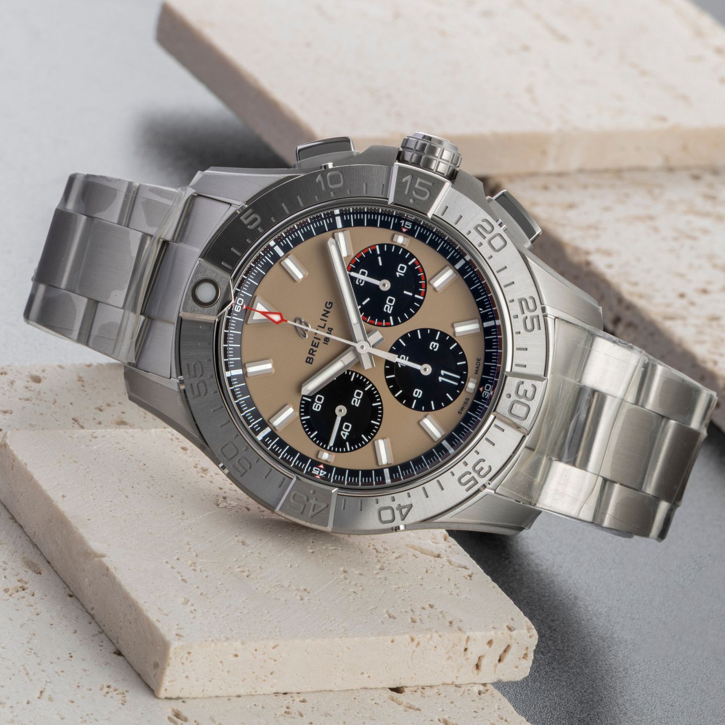 Breitling Avenger AB0147101A1A1 (Onbekend (willekeurig serienummer)) - Roze wijzerplaat 44mm Staal (2/8)