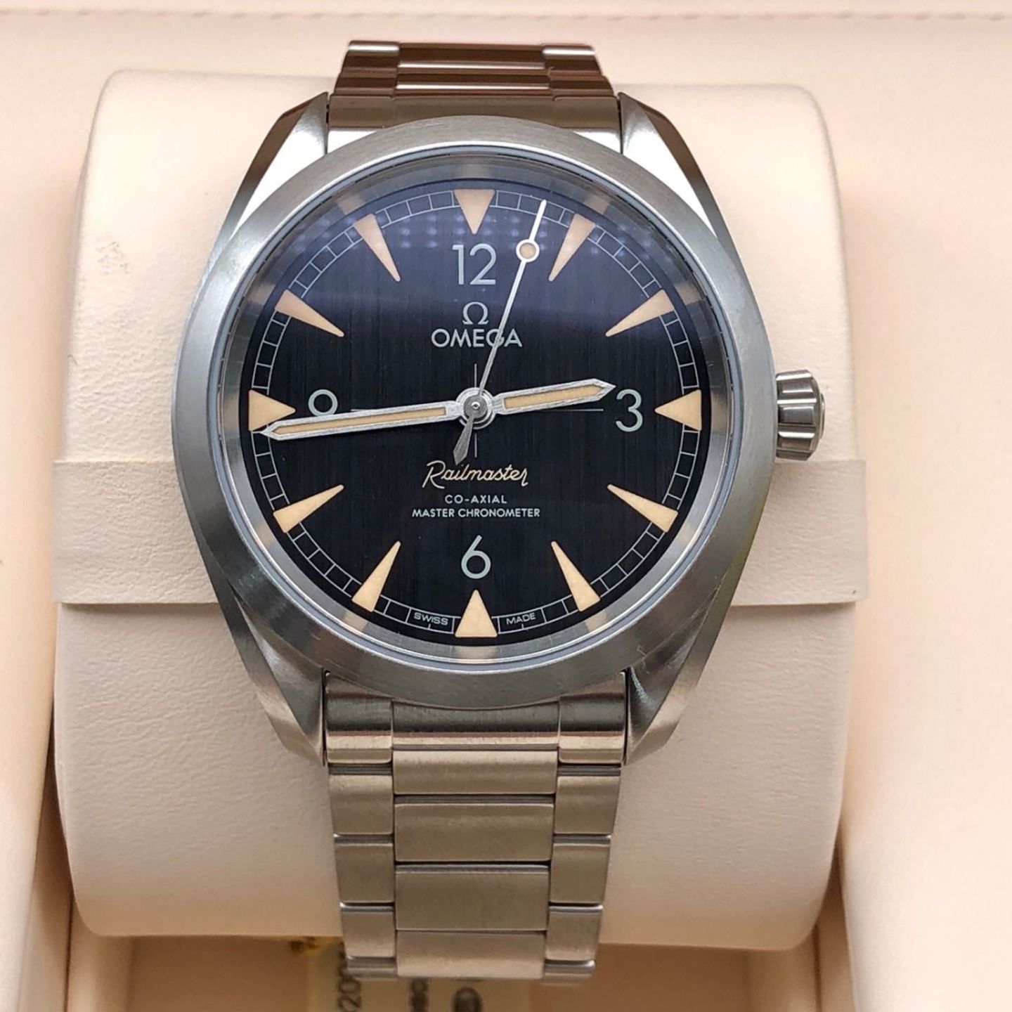 Omega Seamaster Railmaster 220.10.40.20.01.001 (2024) - Black dial 40 mm Steel case (2/8)