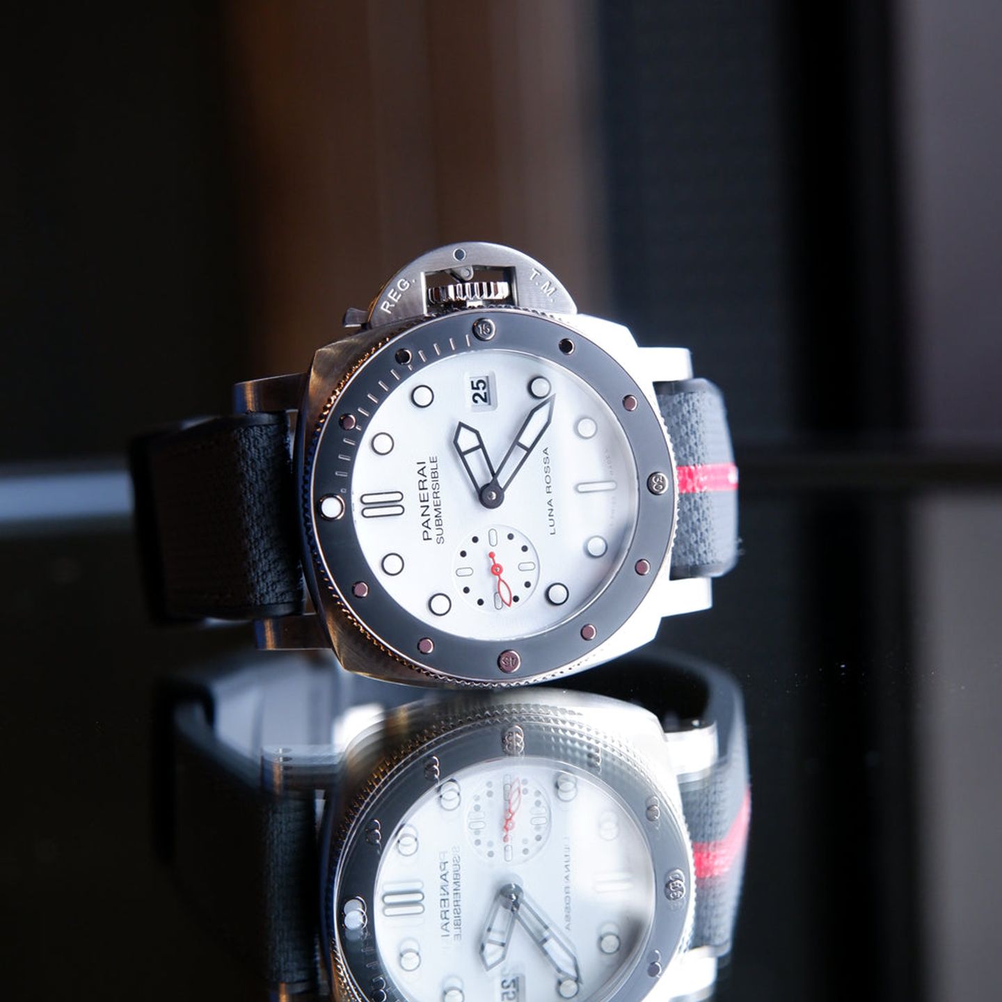 Panerai Submersible PAM01579 (2026) - White dial 42 mm Steel case (1/2)