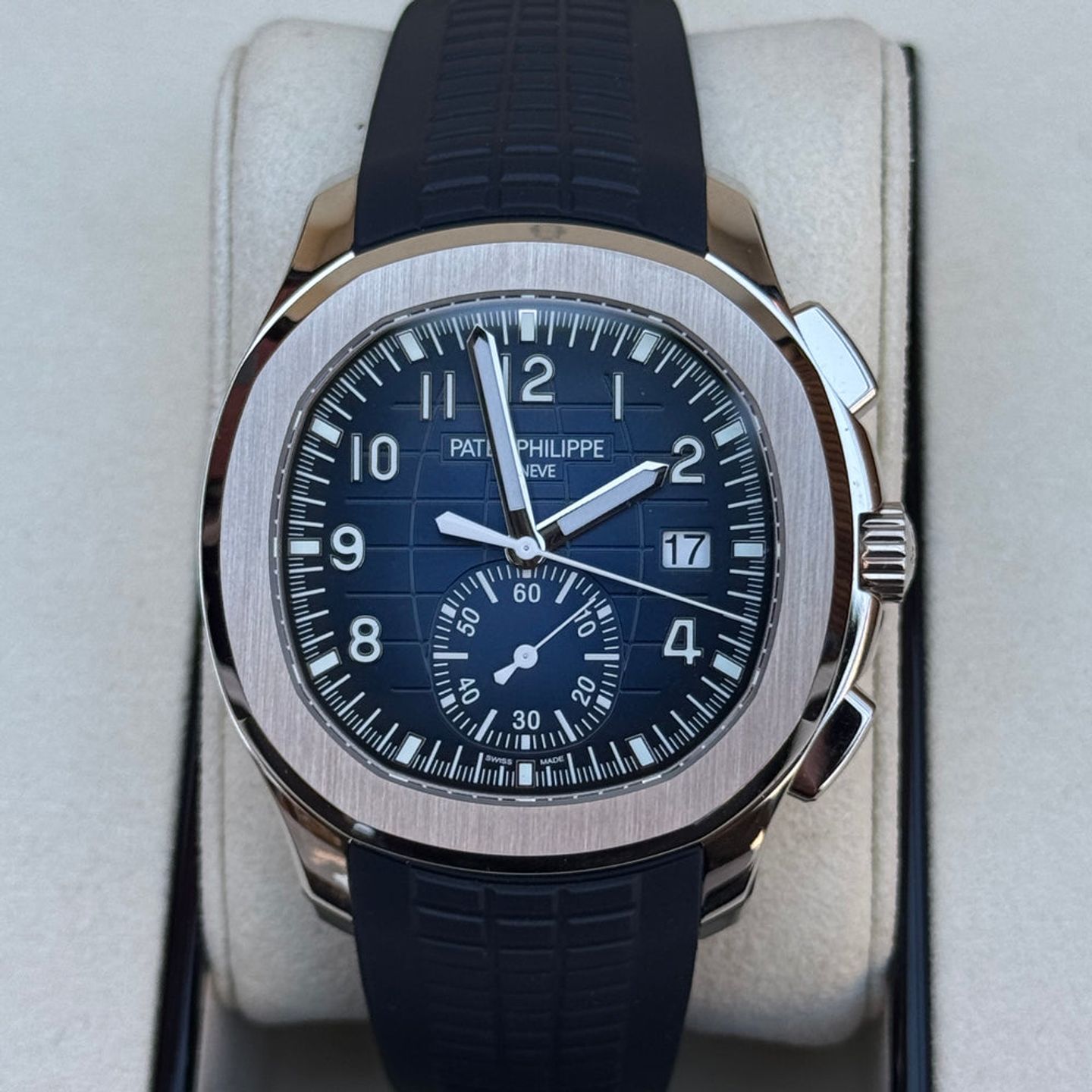 Patek Philippe Aquanaut 5968G-001 (2025) - Blue dial 42 mm White Gold case (2/6)