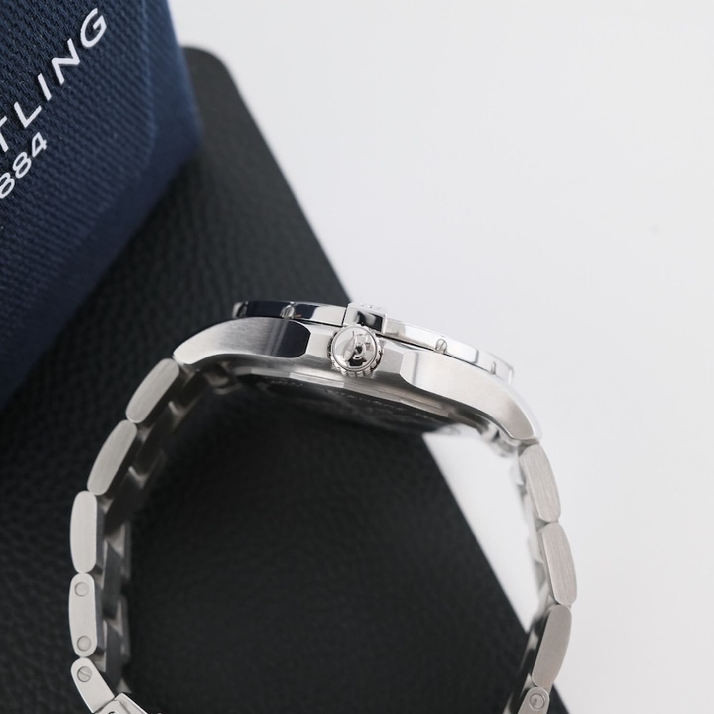 Breitling Avenger A32397 (2025) - 43 mm Steel case (5/8)