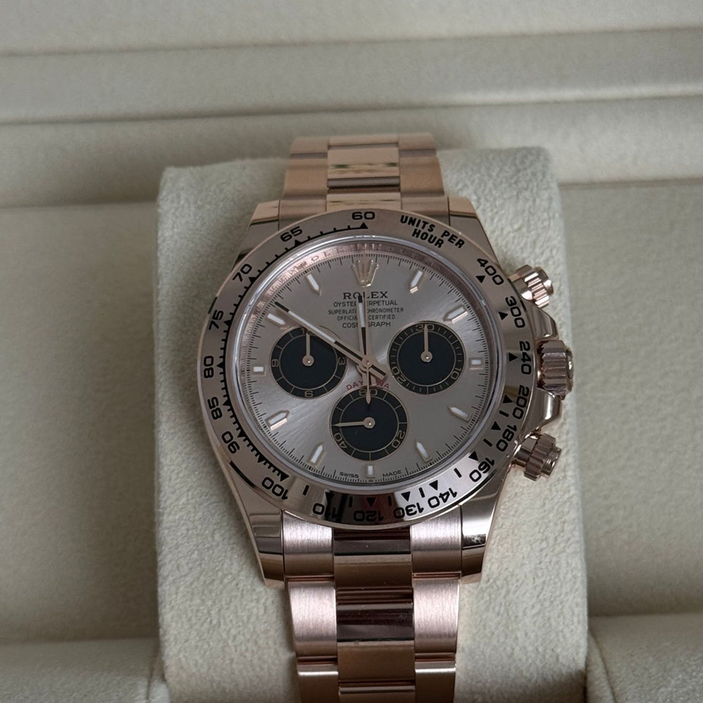 Rolex Daytona 126505 (2026) - Pink dial 40 mm Rose Gold case (4/5)