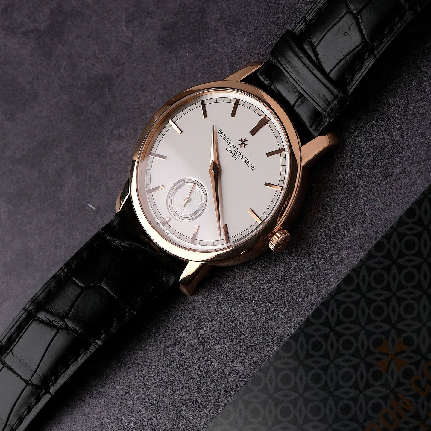 Vacheron Constantin Traditionnelle 82172/000R-9382 (Unknown (random serial)) - Silver dial 38 mm Rose Gold case (1/7)