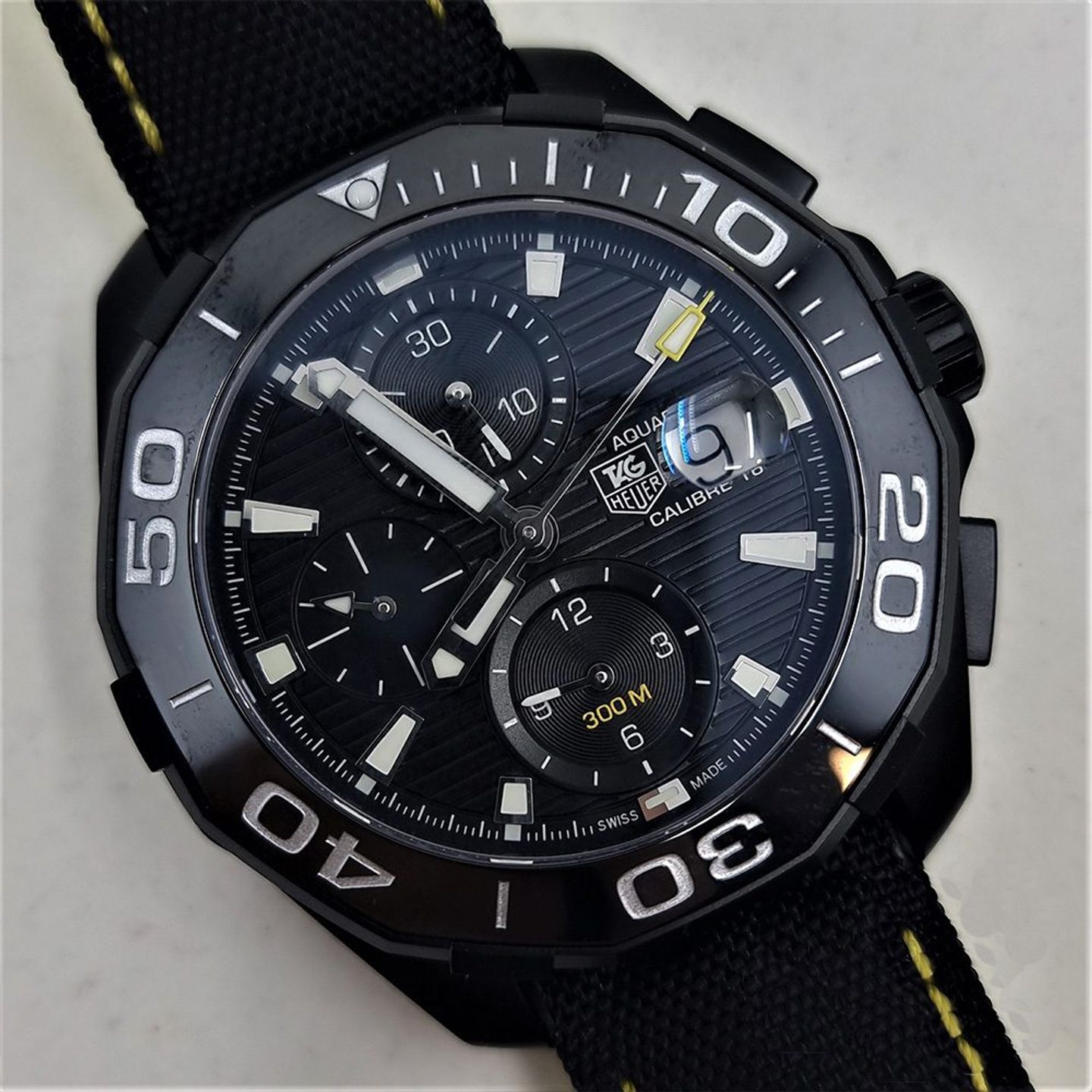 TAG Heuer Aquaracer 300M CAY218A.FC6361 (2025) - Zwart wijzerplaat 43mm Titanium (2/8)