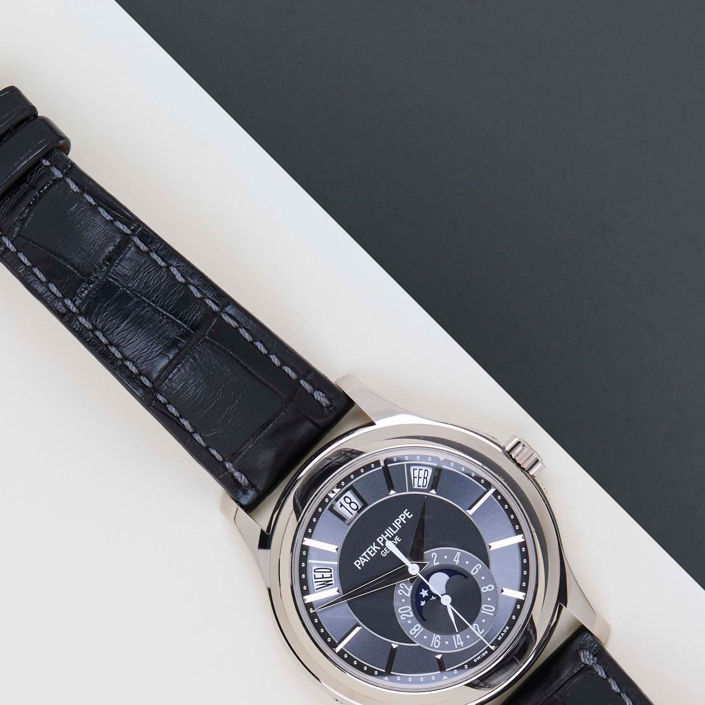 Patek Philippe Annual Calendar 5205G-010 (2017) - Black dial 40 mm White Gold case (3/8)