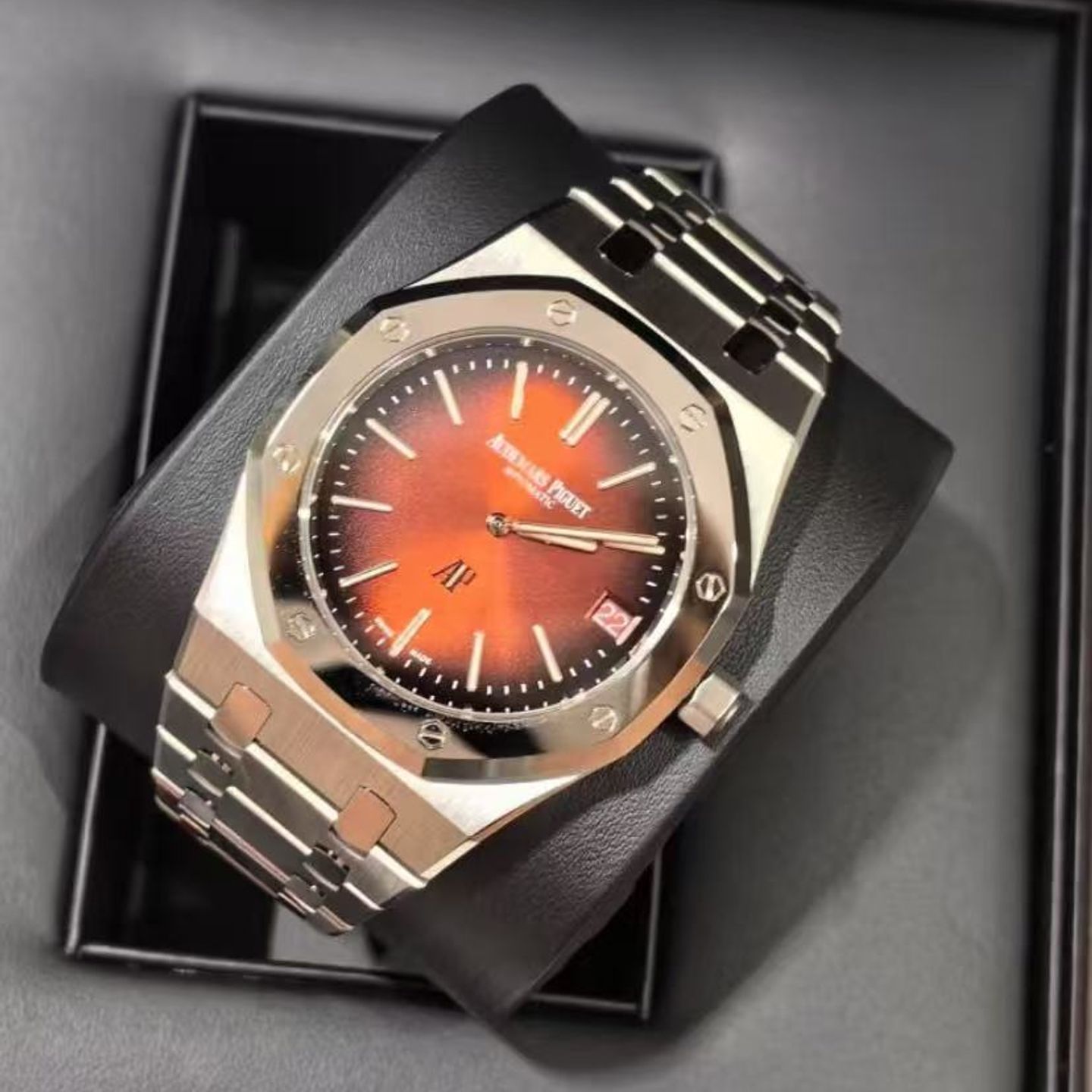 Audemars Piguet Royal Oak Jumbo 16202XT.OO.1240XT.01 (2025) - Red dial 39 mm Titanium case (2/4)