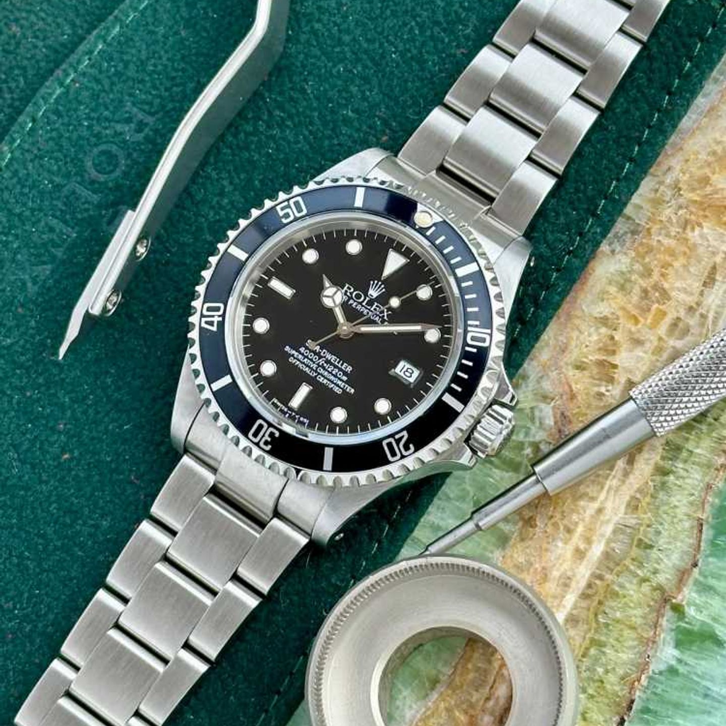 Rolex Sea-Dweller 4000 16600 (1997) - Black dial 40 mm Steel case (3/8)