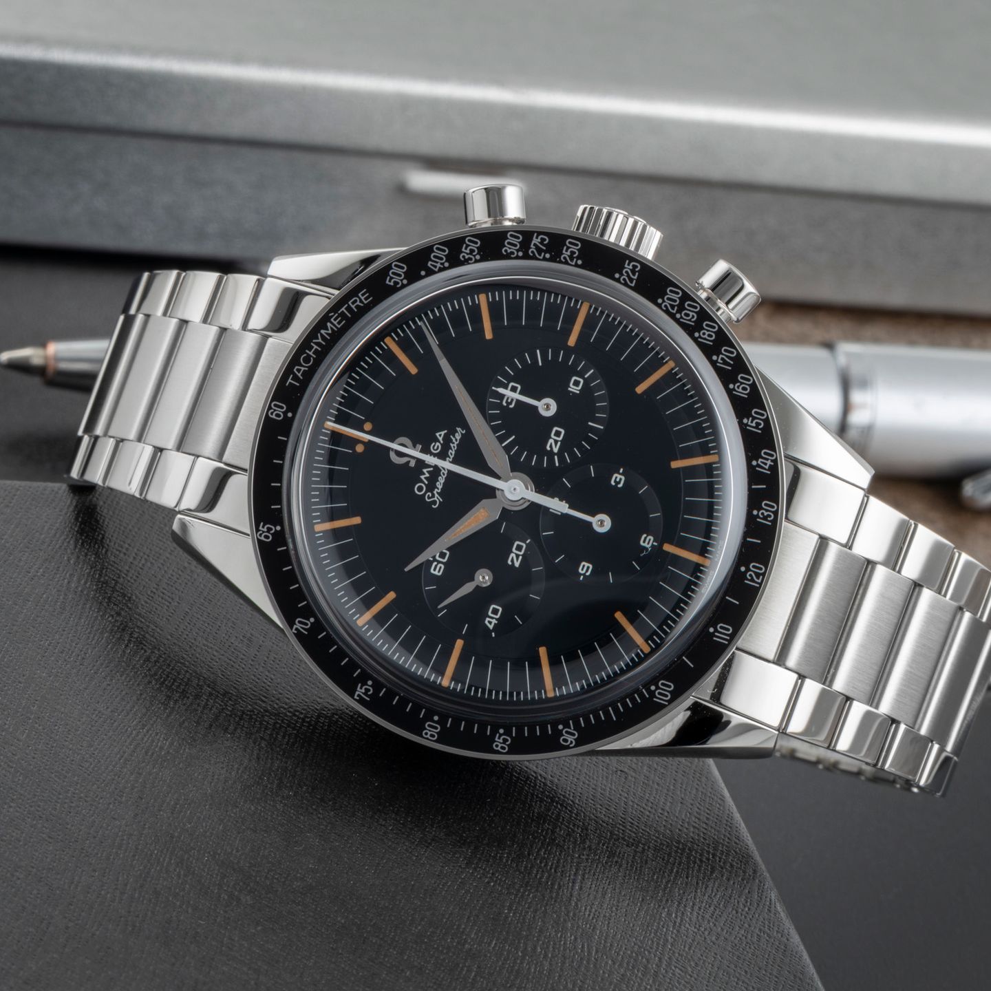 Omega Speedmaster 310.30.40.50.06.001 (Unknown (random serial)) - Black dial 40 mm Steel case (2/8)