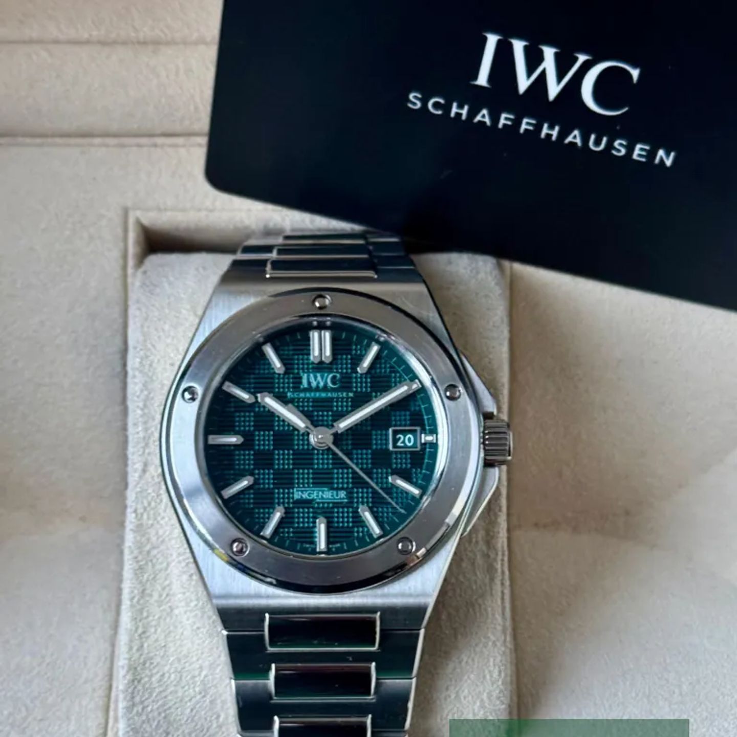 IWC Ingenieur Automatic IW328903 (2026) - Blue dial 40 mm Steel case (7/7)