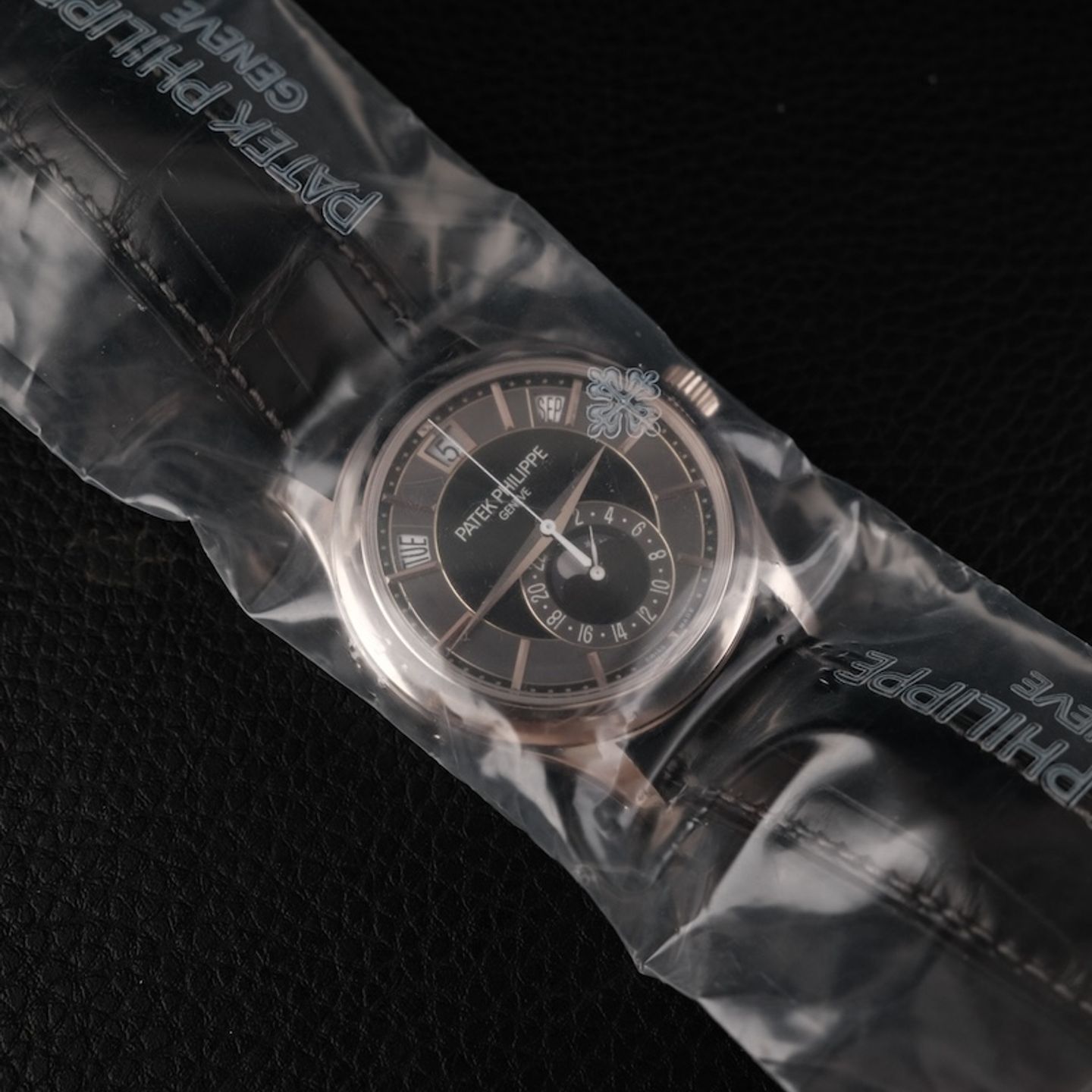 Patek Philippe Annual Calendar 5205G-010 (2012) - Black dial 40 mm White Gold case (3/7)