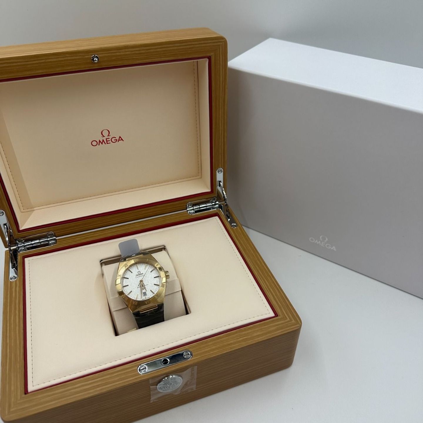 Omega Constellation 131.53.39.20.02.002 (2024) - Silver dial 39 mm Yellow Gold case (3/8)