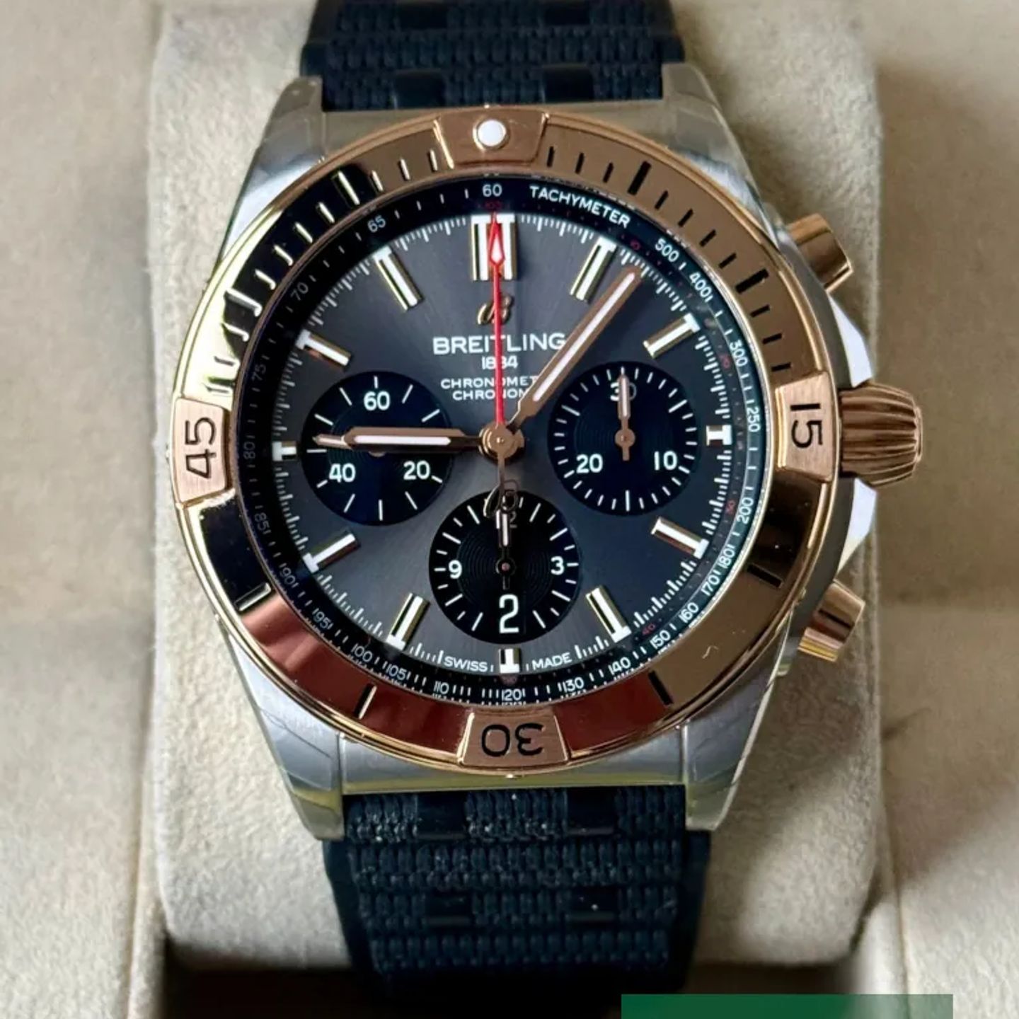 Breitling Chronomat 42 UB0134101B1S1 (2025) - Green dial 43 mm Gold/Steel case (2/7)