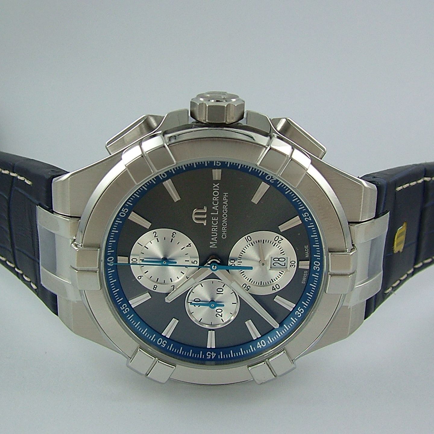 Maurice Lacroix Aikon - (2021) - Grey dial 44 mm Steel case (2/6)