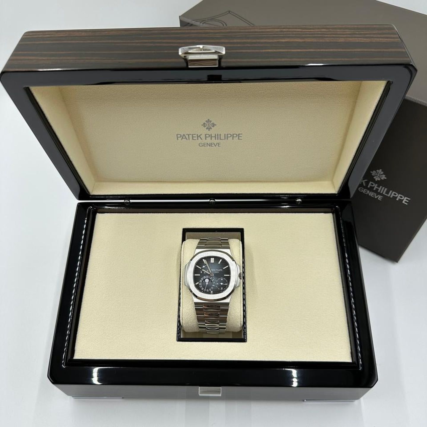 Patek Philippe Nautilus 5712/1A-001 (2021) - Blue dial 38 mm Steel case (4/10)