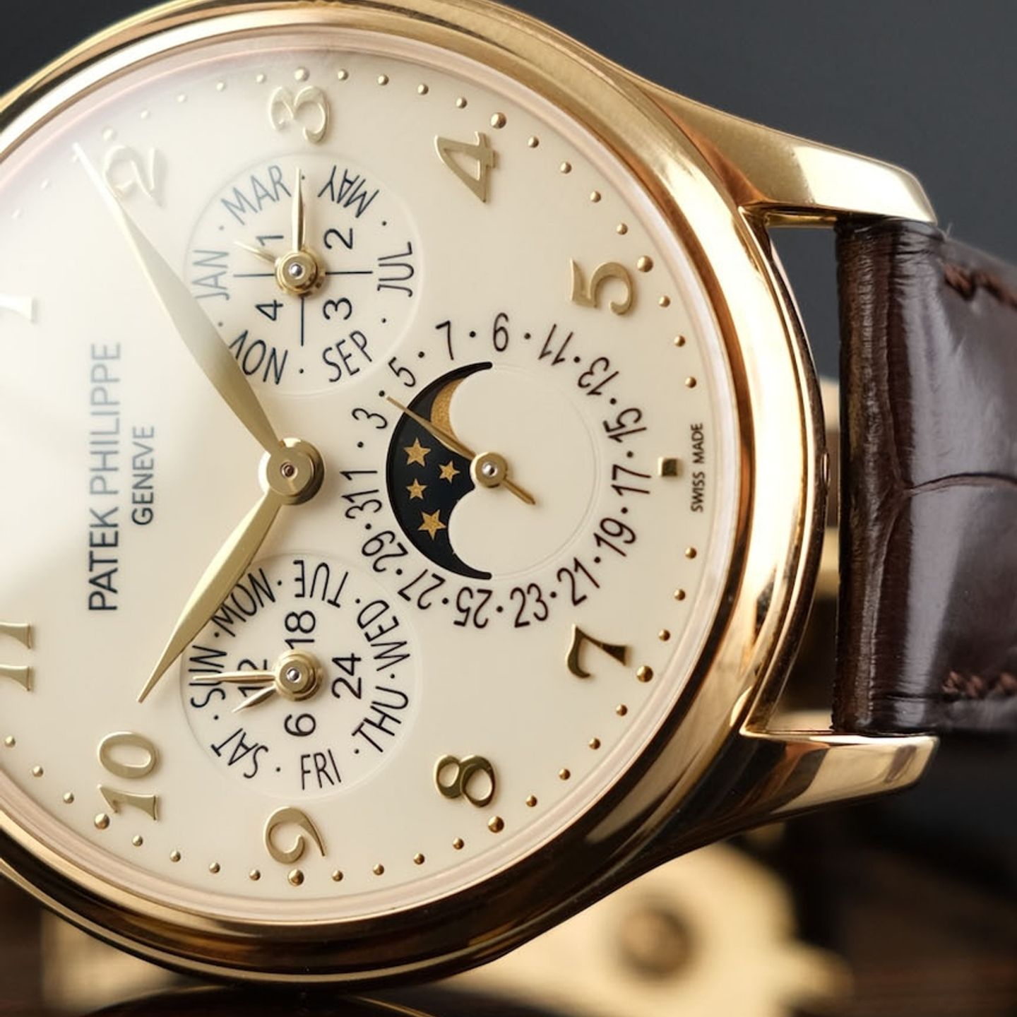 Patek Philippe Perpetual Calendar 5327J (2018) - White dial 39 mm Yellow Gold case (4/8)