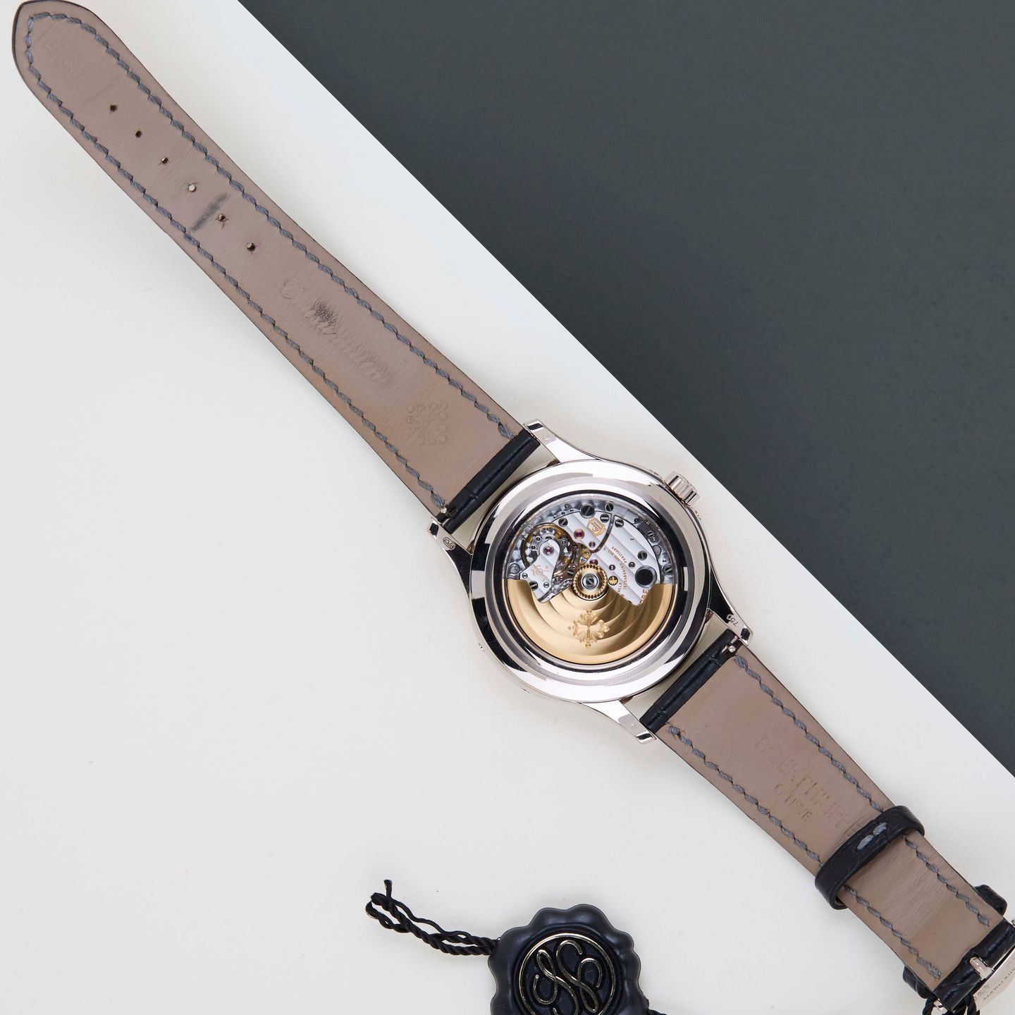 Patek Philippe Annual Calendar 5205G-010 (2017) - Black dial 40 mm White Gold case (6/8)