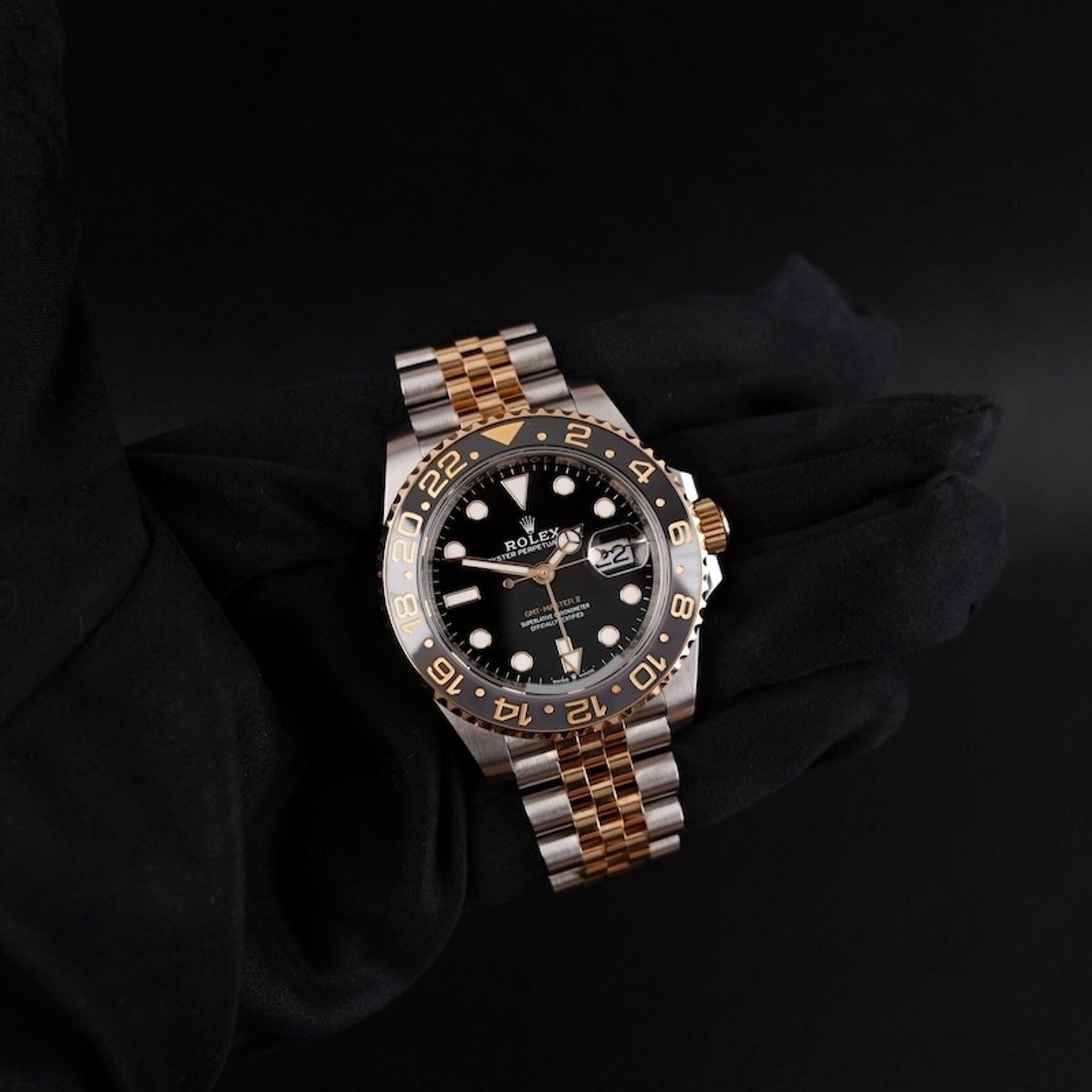 Rolex GMT-Master II 126713GRNR (2024) - Black dial 40 mm Gold/Steel case (3/8)