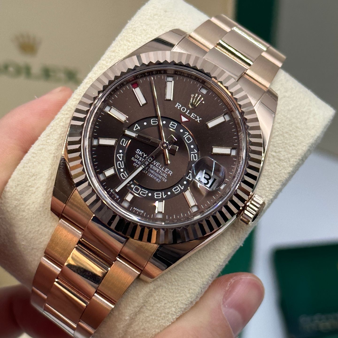 Rolex Sky-Dweller 326235 (2022) - Bruin wijzerplaat 42mm Roségoud (4/8)