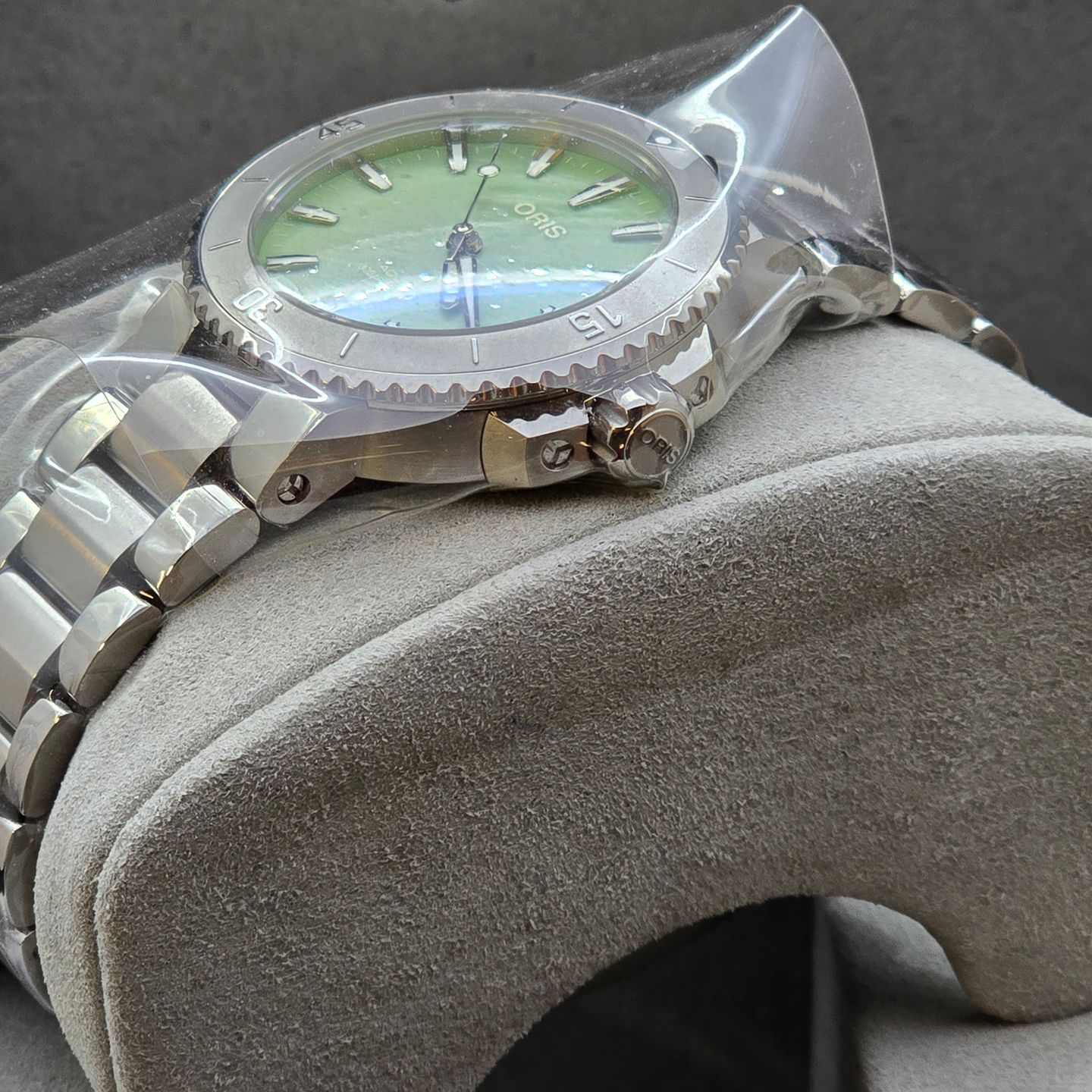 Oris Aquis Date 01 733 7770 4157-07 4 18 67FC (2024) - Groen wijzerplaat 37mm Staal (3/8)