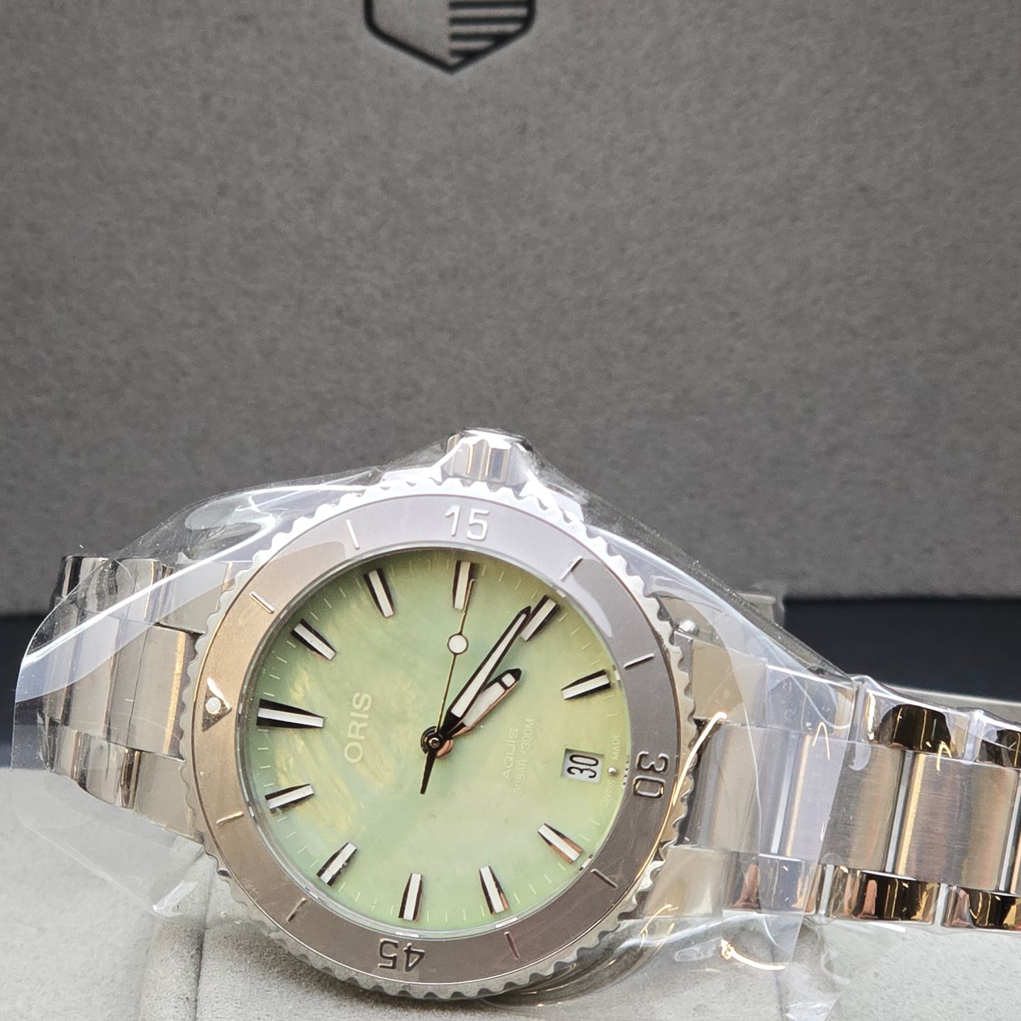 Oris Aquis Date 01 733 7770 4157-07 4 18 67FC (2024) - Groen wijzerplaat 37mm Staal (2/8)