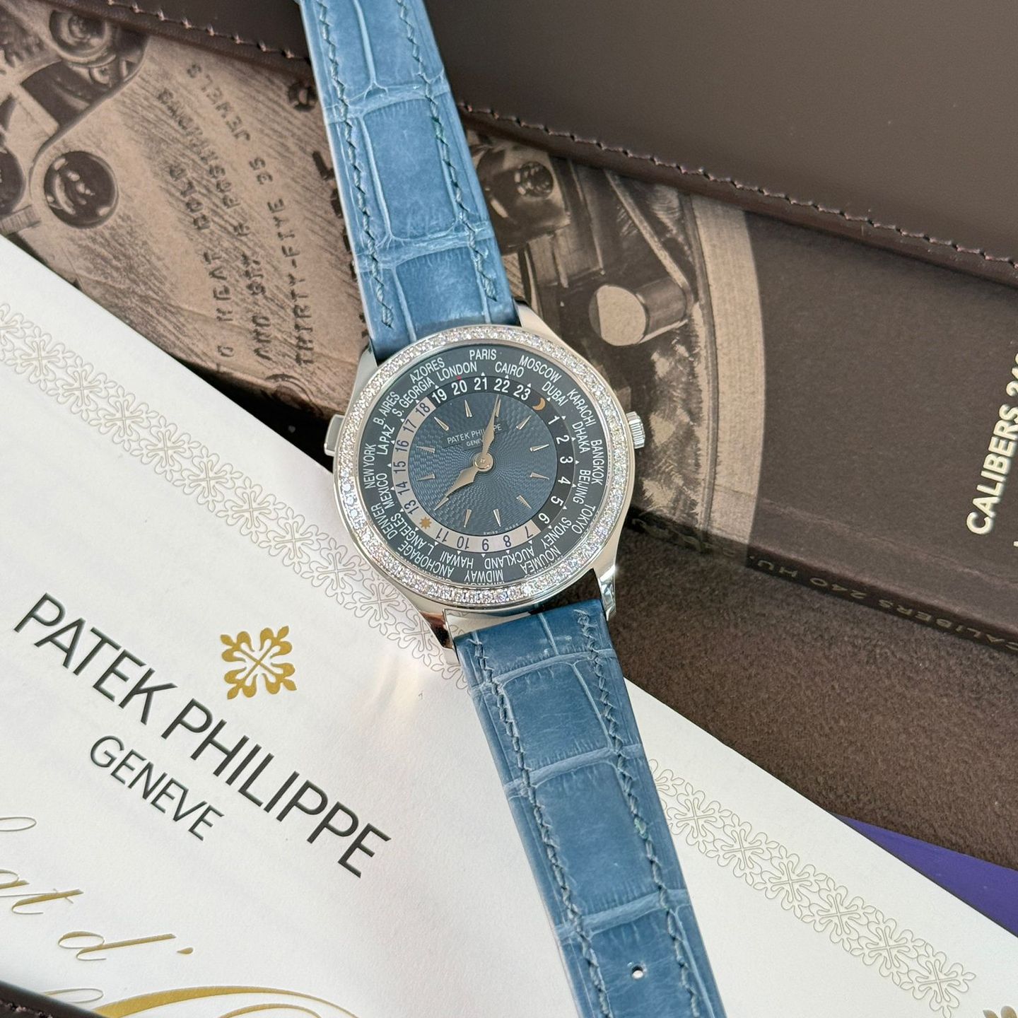 Patek Philippe World Time 7130G-016 (2023) - Blauw wijzerplaat 36mm Witgoud (2/8)