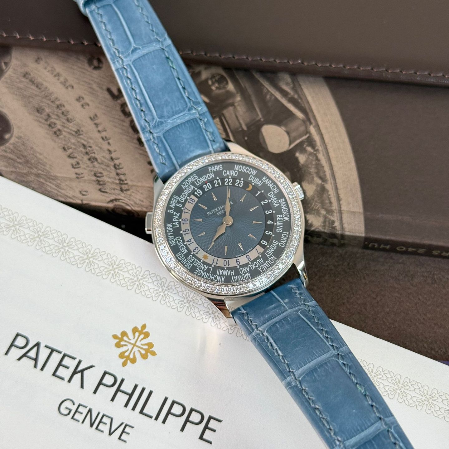 Patek Philippe World Time 7130G-016 (2023) - Blauw wijzerplaat 36mm Witgoud (3/8)