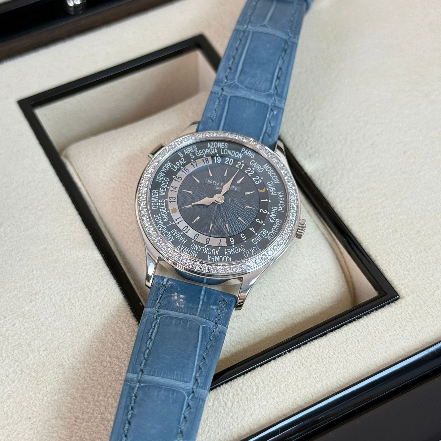 Patek Philippe World Time 7130G-016 (2023) - Blauw wijzerplaat 36mm Witgoud (4/8)