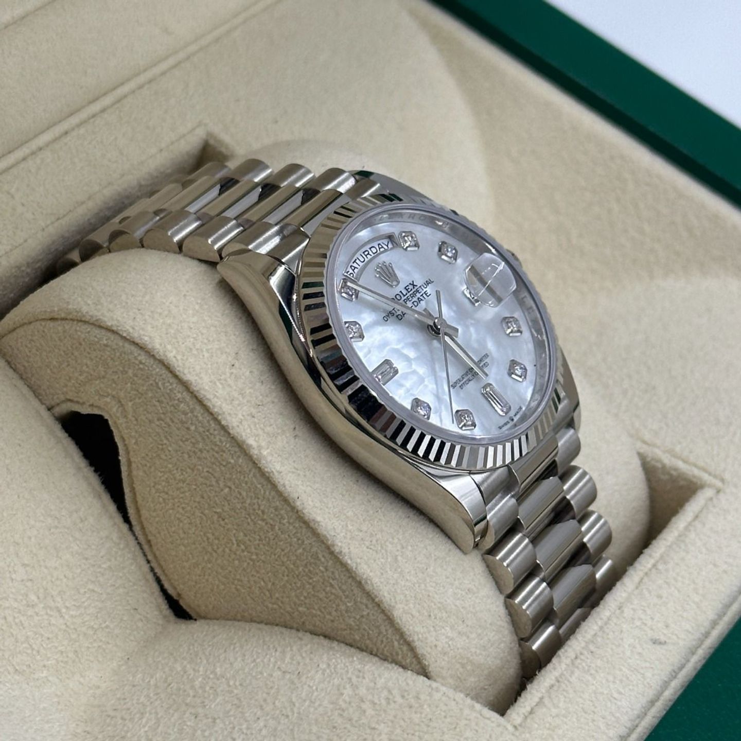 Rolex Day-Date 36 128239 (2024) - Parelmoer wijzerplaat 36mm Witgoud (7/8)