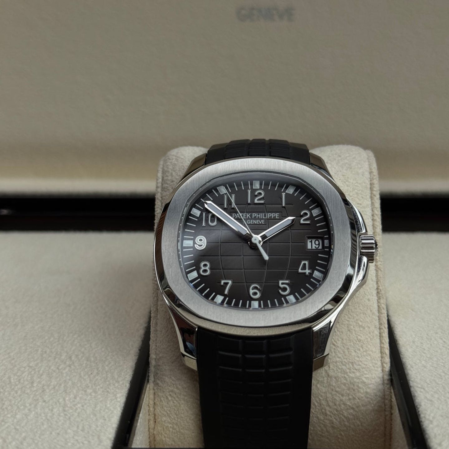 Patek Philippe Aquanaut 5167A-001 (2025) - Black dial 40 mm Steel case (4/5)
