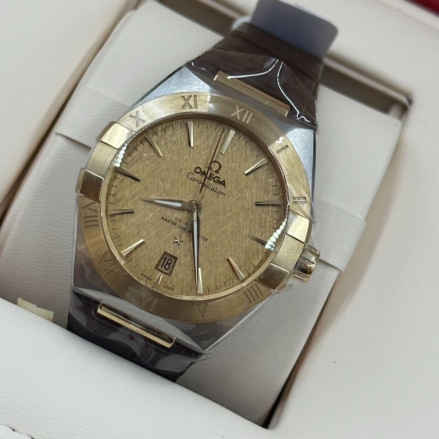 Omega Constellation 131.23.39.20.08.001 (2024) - Yellow dial 39 mm Steel case (8/8)