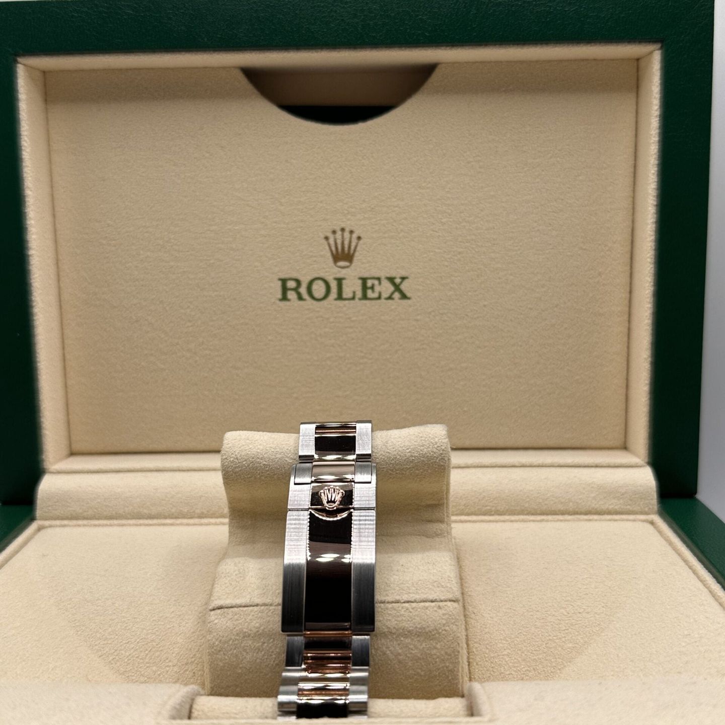 Rolex GMT-Master II 126711CHNR (2023) - Black dial 40 mm Gold/Steel case (6/6)