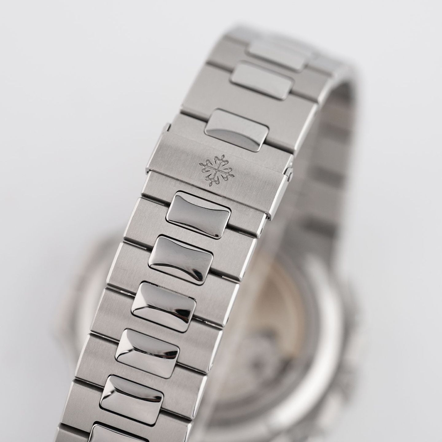 Patek Philippe Nautilus 5990/1A-001 - (3/6)