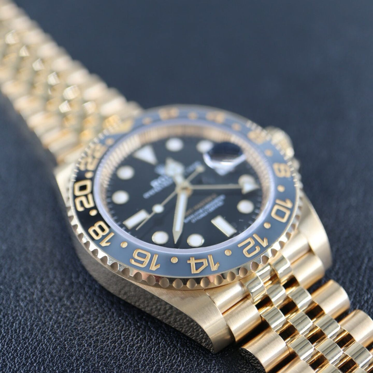 Rolex GMT-Master II 126718GRNR (2024) - Black dial 40 mm Yellow Gold case (4/7)
