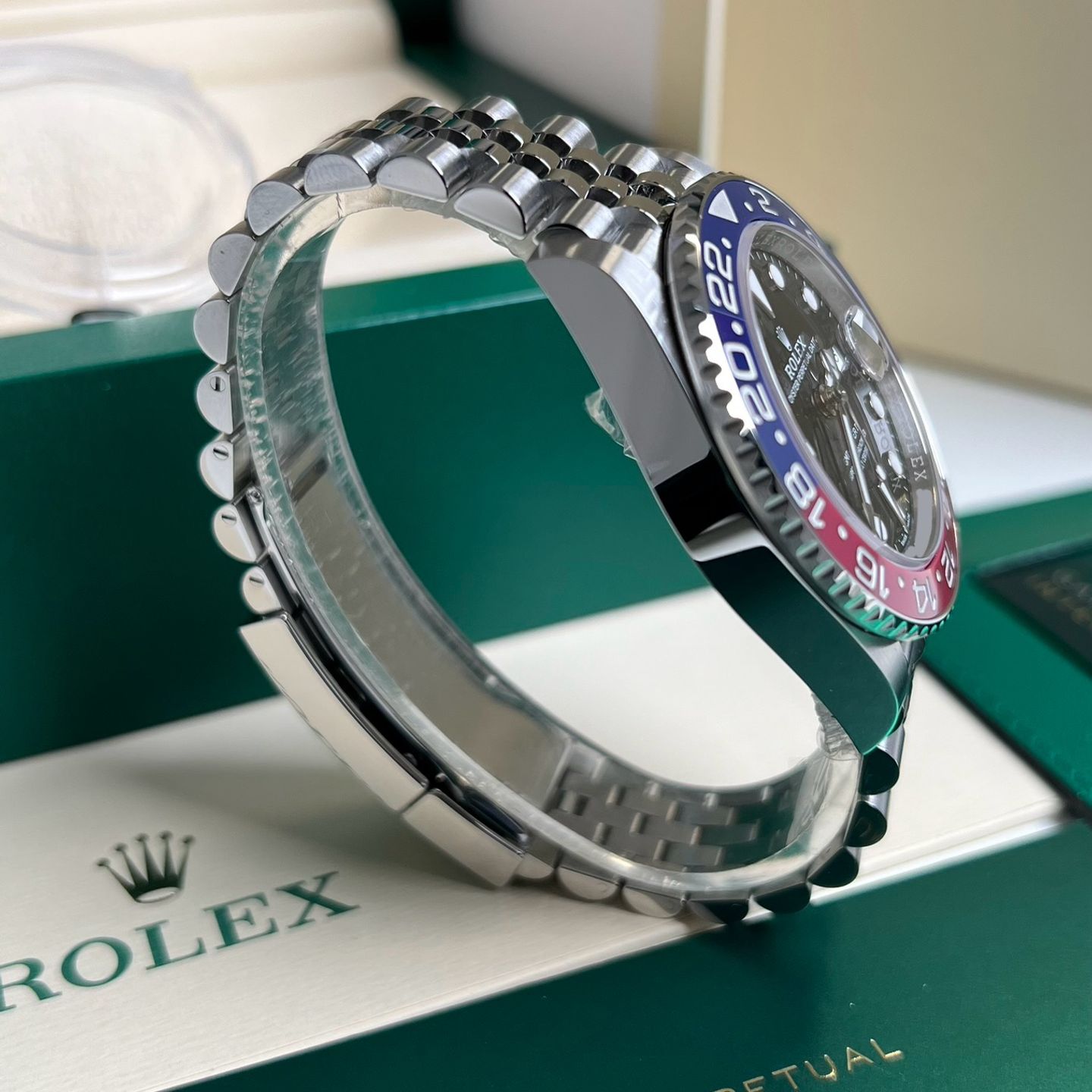 Rolex GMT-Master II 126710BLRO (2025) - Black dial 40 mm Steel case (4/8)