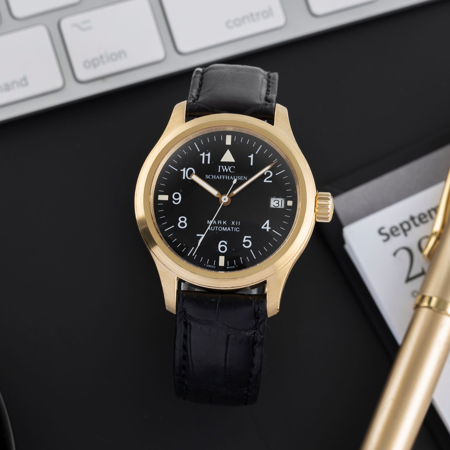 IWC Pilot Mark IW324103 (Unknown (random serial)) - Black dial 36 mm Yellow Gold case (1/8)
