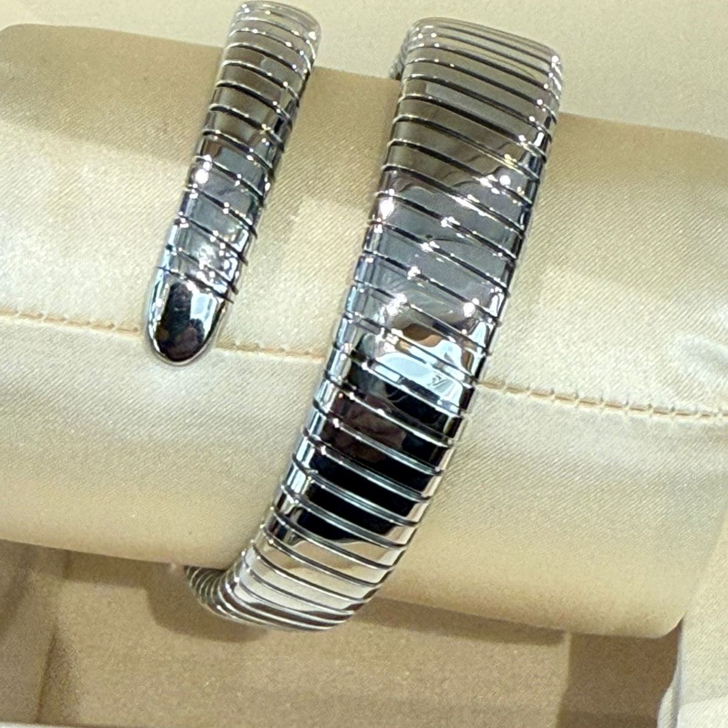 Bulgari Serpenti 101827 (2025) - Silver dial 35 mm Steel case (3/3)