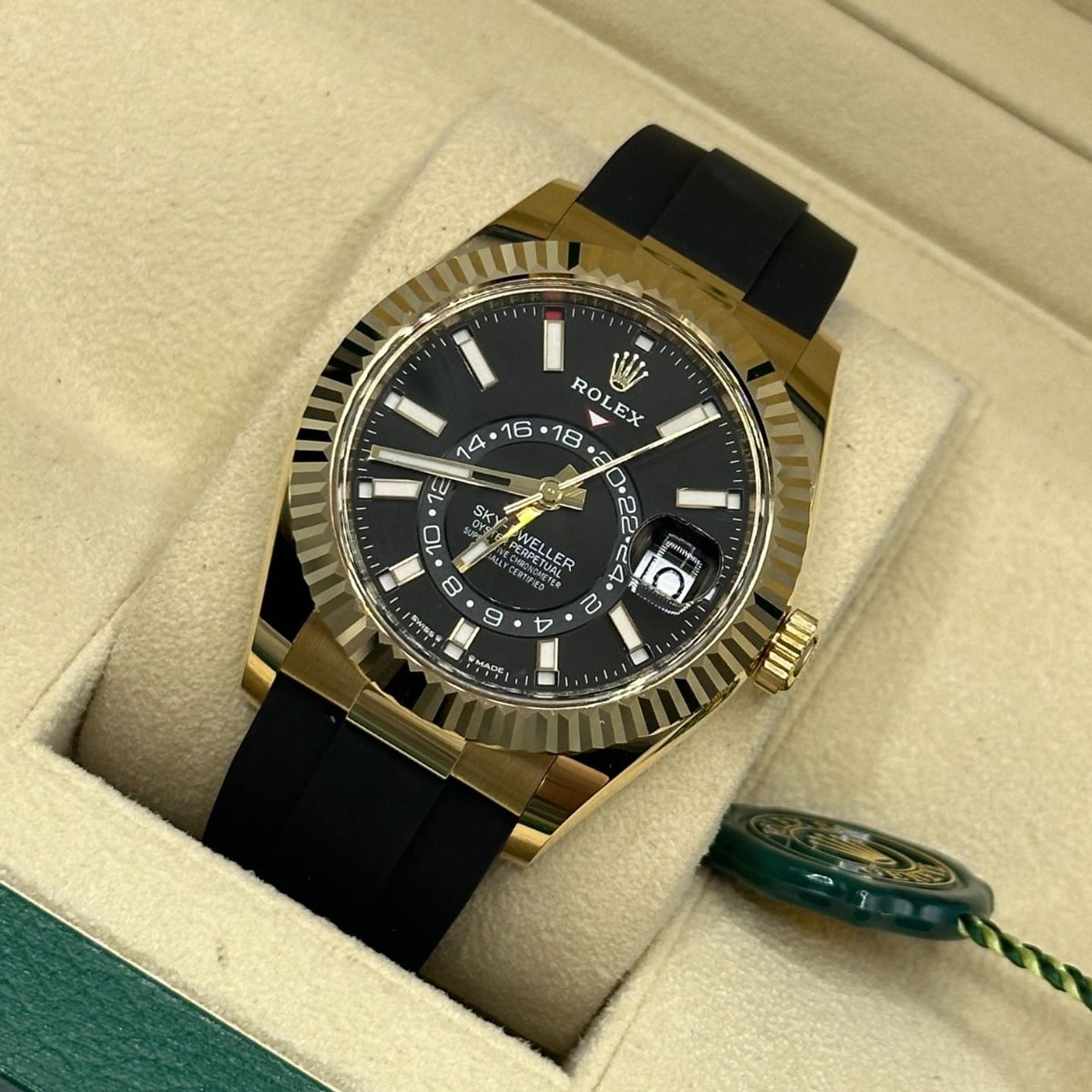 Rolex Sky-Dweller 336238 (2024) - Black dial 42 mm Yellow Gold case (8/8)