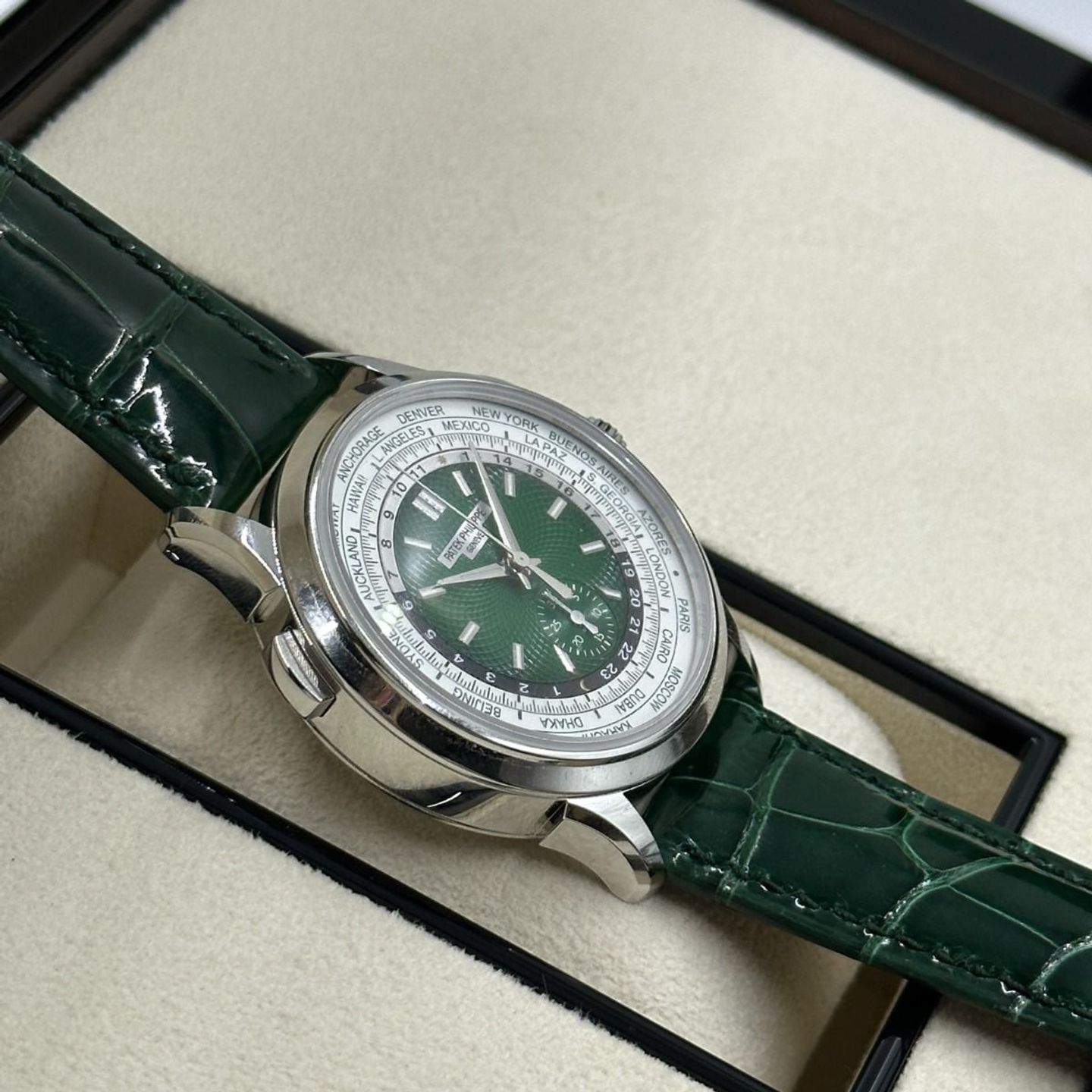 Patek Philippe World Time Chronograph 5930P-001 (2024) - Green dial 39 mm Platinum case (7/8)